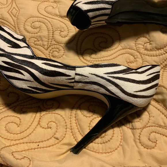 Beautiful zebra striped, ponytail, peekaboo, Guess shoes. Size 8.5 - Picture 2 of 6